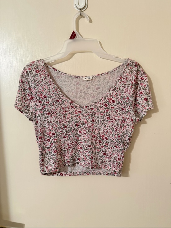 Garage Tops - Garage Pink and White Floral V-Neck Crop Top